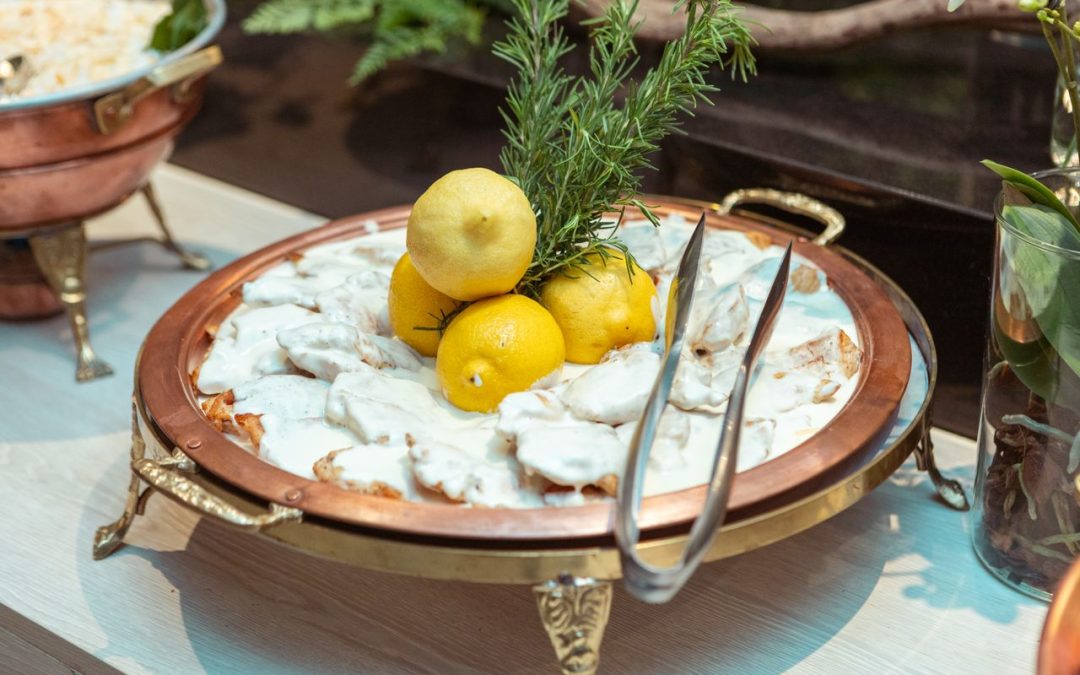 plato de comida con limones